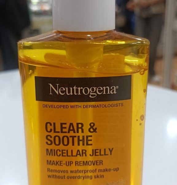 ژل شستشو صورت نیتروژنا .neutrogena  پاک‌کننده آرایش با زردچوبه — مناسب پوست نرمال تا حساس